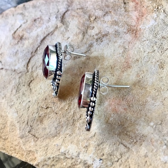 Gorgeous Faceted red crystal silver plated earrings. Beautiful setting - Picture 3 of 5